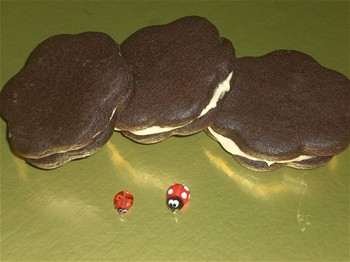 עוגיות חמאתיות שוקולדיות במילוי קרם חלבה